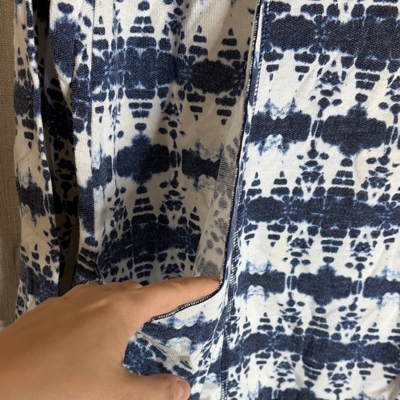 Kim & cami size XL Stylish Women's Blue and White Top - Picture 2 of 4